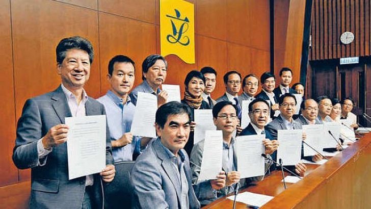 例牌政治對決 錯位發牌爭議