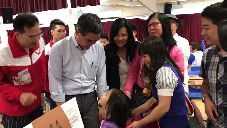 5歲小女孩9月「上樓」住公屋 母親當面謝梁振英努力解決房屋問題
