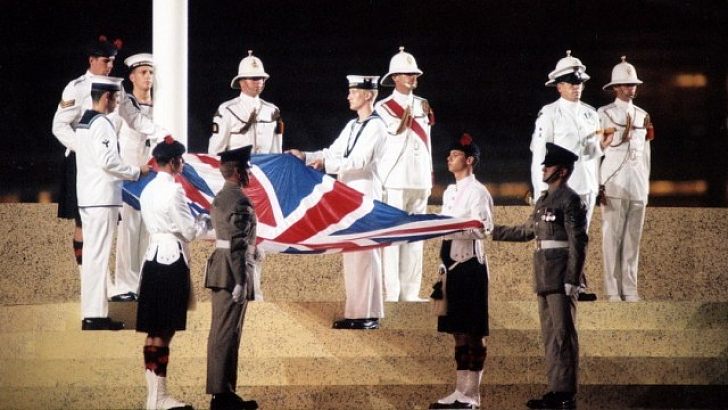 【港人短評】闖軍營舞龍獅旗是對香港最大的侮辱！