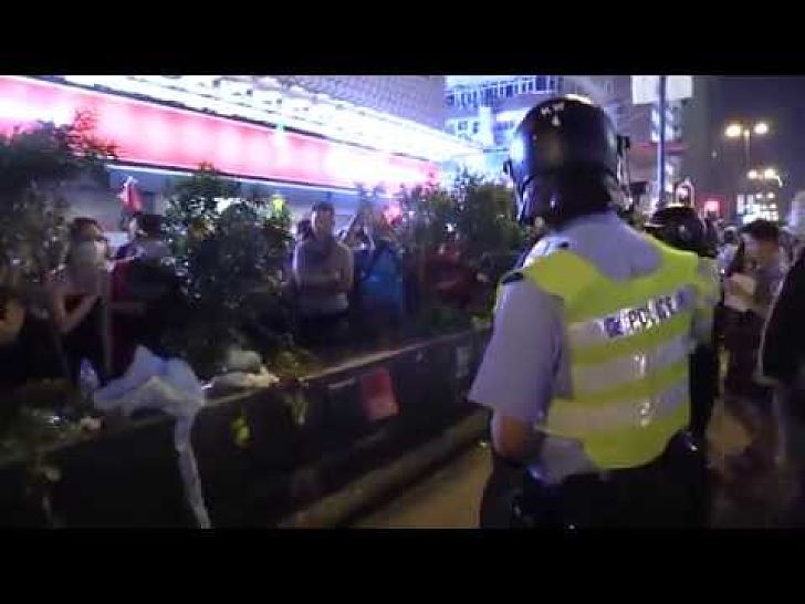 【向佔中說不】政客旺角手影處處 激進示威者暴力衝擊警察